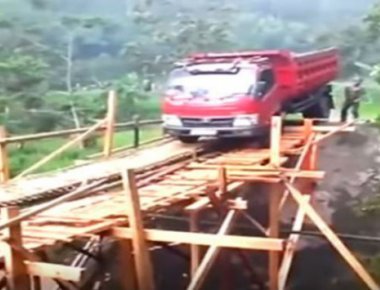 Η κατάρρευση γέφυρας υπό το βάρος του φορτηγού - Άγιο είχε ο οδηγός (βίντεο)